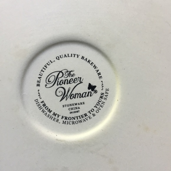 The Pioneer Woman Vintage Floral 9-Inch Ruffle Pie Plate Roses - Picture 3 of 3